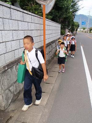 集団登校する小学生の列