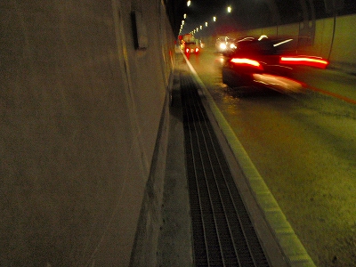 焼坂トンネルの狭い歩道
