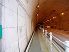 ガードレールのあるトンネル