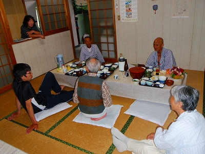 久百々で夕食を囲みながら歓談するお遍路仲間