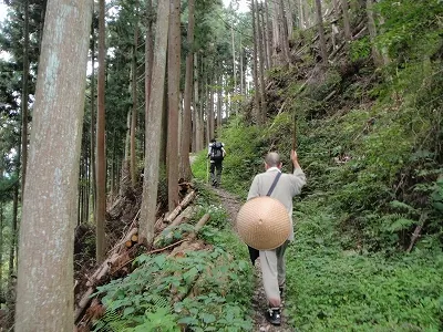登る