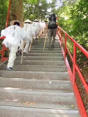 山門からが長い礼所
