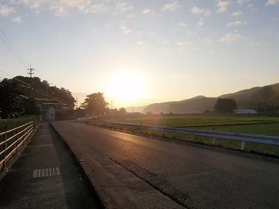 朝焼けの道