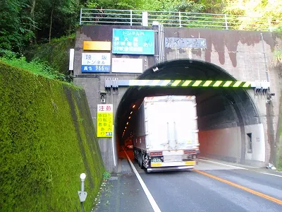 トンネルの狭い歩道